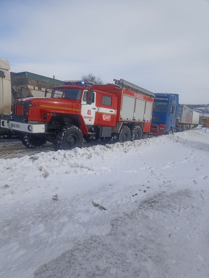 A NINS PUTERNIC în sudul țării. Mai multe vehicule, blocate în zăpadă. Salvatorii au intervenit în mai multe localități (VIDEO)