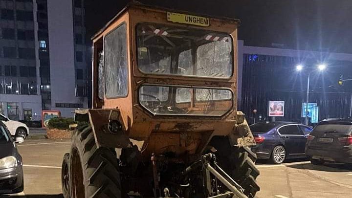 La mall cu tractorul cu plug, fără permis şi în stare de ebrietate. Aventura nocturnă a şoferului s-a încheiat trist 