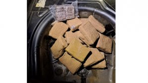 Contrabandă cu hașiș de circa 6,7 milioane de lei, descoperită de vameșii moldoveni. Un tată și fiica sa, reținuți