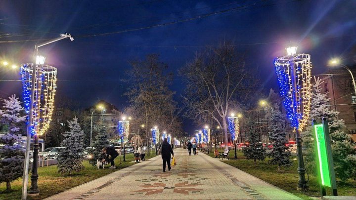 Solidari cu drama lor. Edificii din Chișinău au fost iluminate în culorile Ucraina (FOTO)