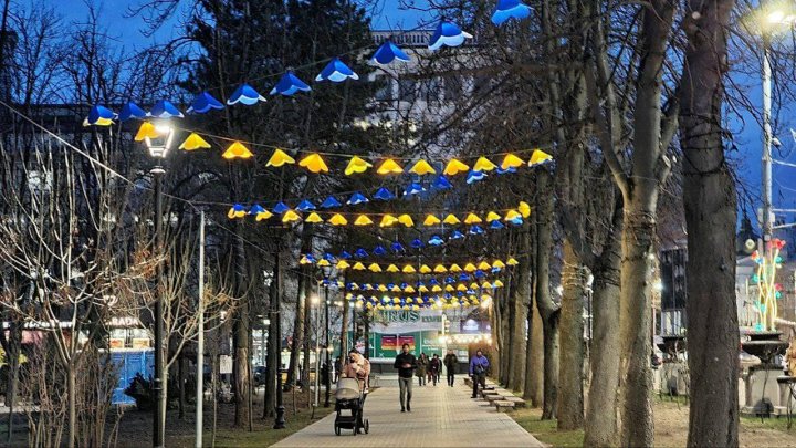 Solidari cu drama lor. Edificii din Chișinău au fost iluminate în culorile Ucraina (FOTO)