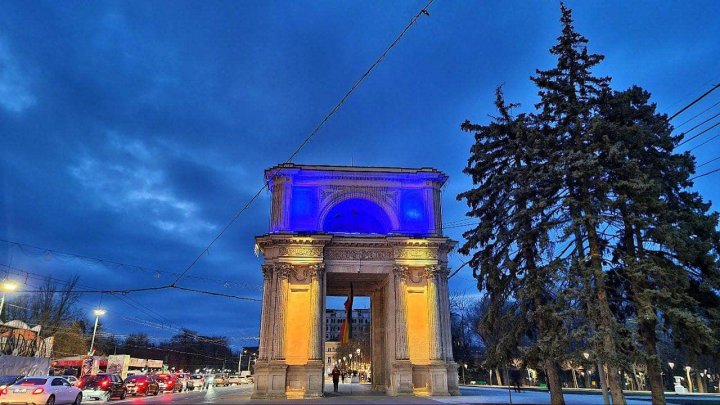 Solidari cu drama lor. Edificii din Chișinău au fost iluminate în culorile Ucraina (FOTO)