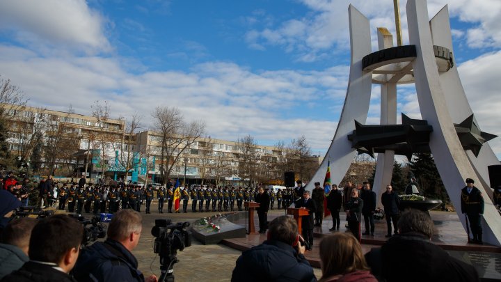 Moldovenii care şi-au pierdut viaţa în războiul din Afganistan, comemoraţi. Veteranii au ţinut un moment de reculegere