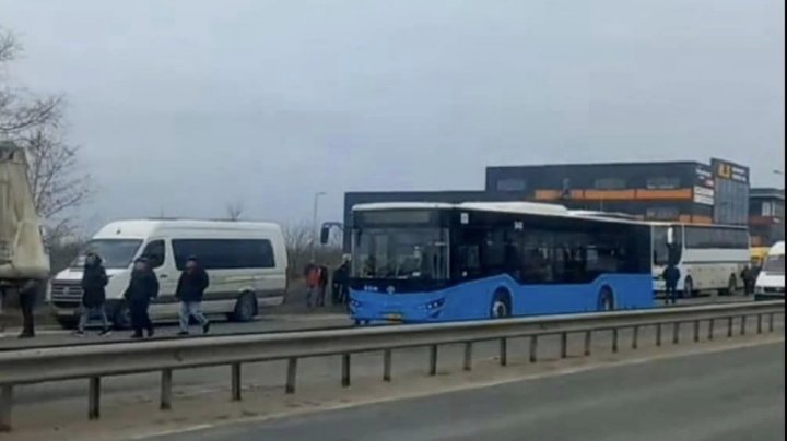 Circulația transportului public din Capitală, perturbată. Unele autobuze și-au sistat activitatea, altele și-au schimbat traseul