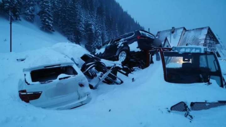 România, cuprinsă de ger. O avalanşă a acoperit maşinile din parcarea unei cabane din munţi (FOTO)