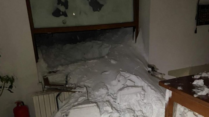 România, cuprinsă de ger. O avalanşă a acoperit maşinile din parcarea unei cabane din munţi (FOTO)