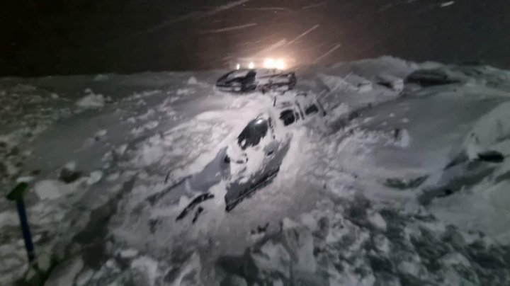 România, cuprinsă de ger. O avalanşă a acoperit maşinile din parcarea unei cabane din munţi (FOTO)