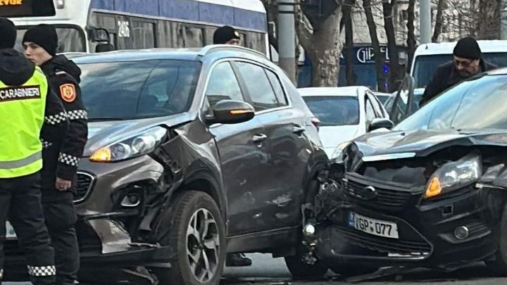 Trafic paralizat de un accident. Trei mașini avariate după ce un șofer a pornit la roșu 