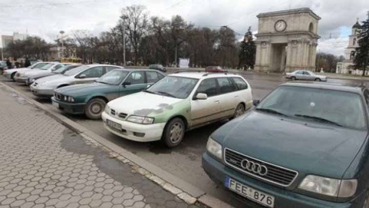 Şoferii cu automobile înmatriculate în străinătate au protest la Guvern. "Nimeni nu mi-a dăruit maşina ca să îmi pună interdicţii"