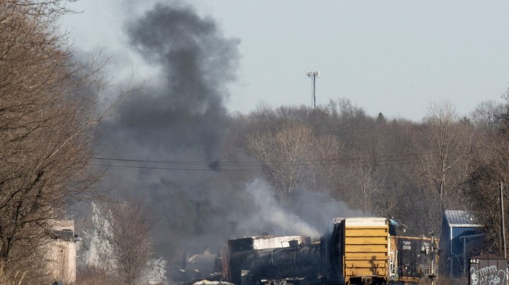 Un tren cu produse chimice a deraiat în SUA. A urmat un incendiu uriaş