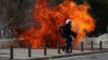 Proteste violente la Atena, după catastrofa feroviară. Protestatarii au aruncat cu cocktailuri Molotov, poliţia a răspuns cu gaze lacrimogene