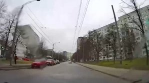 INADMISIBIL. Cum a fost surprinsă o mamă cu doi copii pe o stradă din Capitală (VIDEO)