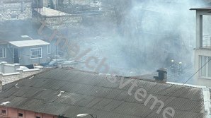 Incendiu în centrul Capitalei. Pompierii au intervenit pentru a stinge flăcările ce au afecat un garaj (VIDEO)