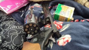 Un revolver încărcat, ascuns printre lucrurile personale  în bagajul unui cetățean străin