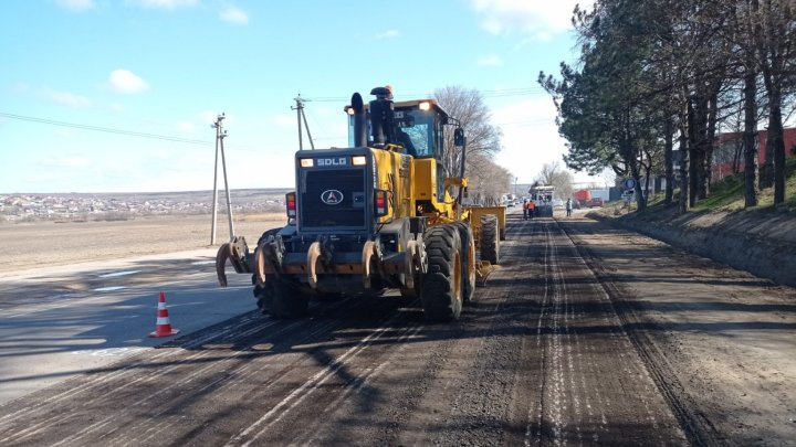 Atenție, șoferi! Pe drumuri se efectuează lucrări de întreținere