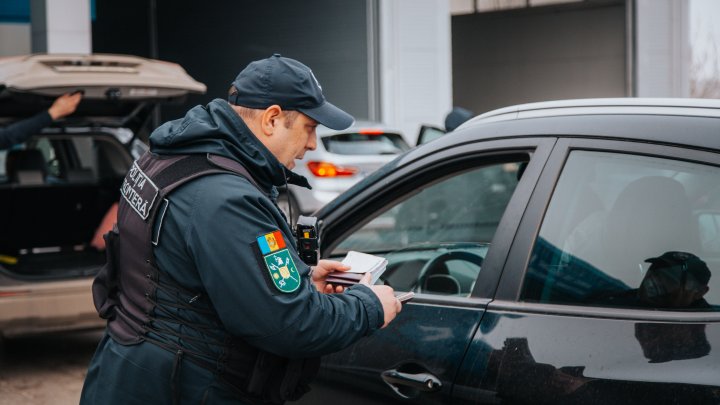 Au încercat să dea mită la vamă. Doi ucraineni care au fugit de război, documentați în Moldova 