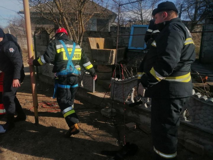 ALERTĂ într-o gospodărie din raionul Rezina. O femeie a căzut într-o fântână adâncă de 13 metri (FOTO)