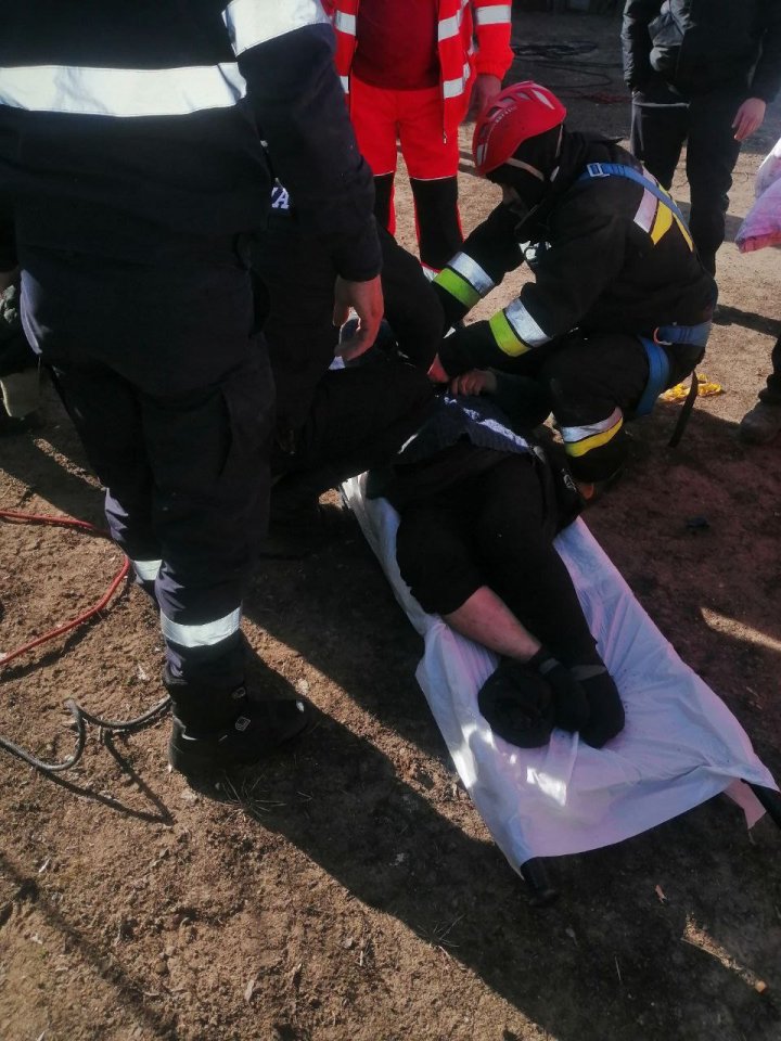 O femeie de 69 de ani, extrasă dintr-o fântână adâncă. Victima, preluată de medici (FOTO)