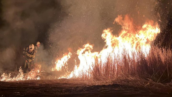 INCENDIU puternic în satul Ruseştii Noi, Ialoveni. Loclanicii, speriați de flăcările uriașe