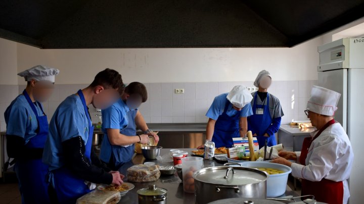 Cofetar în penitenciar. Zeci deținuți minori au absolvit cursurile de formare profesională în închisoare (FOTO)