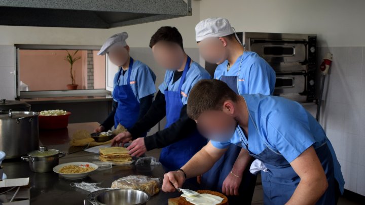 Cofetar în penitenciar. Zeci deținuți minori au absolvit cursurile de formare profesională în închisoare (FOTO)