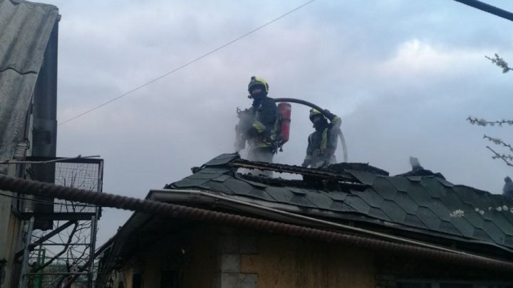 Incendiul într-o gospodărie din Orhei. Focul a afectat în totalitate acoperișul locuinței (FOTO)