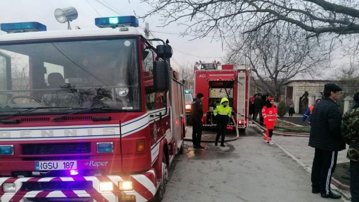 Incendiul într-o gospodărie din Orhei. Focul a afectat în totalitate acoperișul locuinței (FOTO)