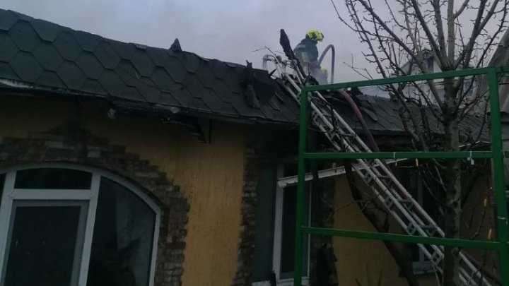 Incendiul într-o gospodărie din Orhei. Focul a afectat în totalitate acoperișul locuinței (FOTO)