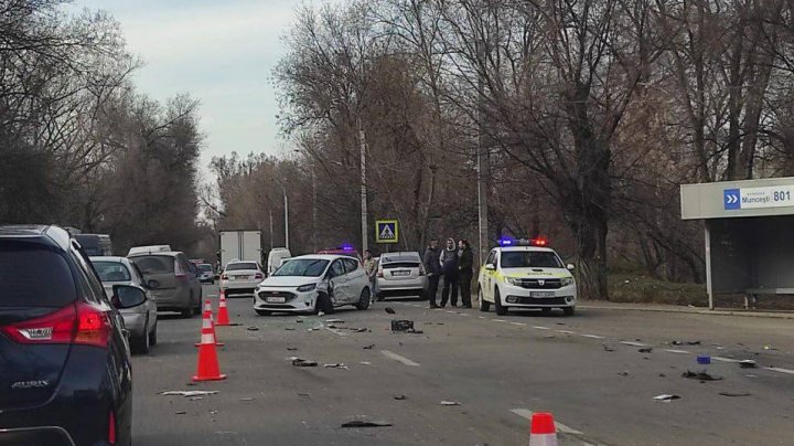 Grav accident pe șoseaua Muncești. Un bărbat de 44 de ani a murit pe loc (FOTO/VIDEO)