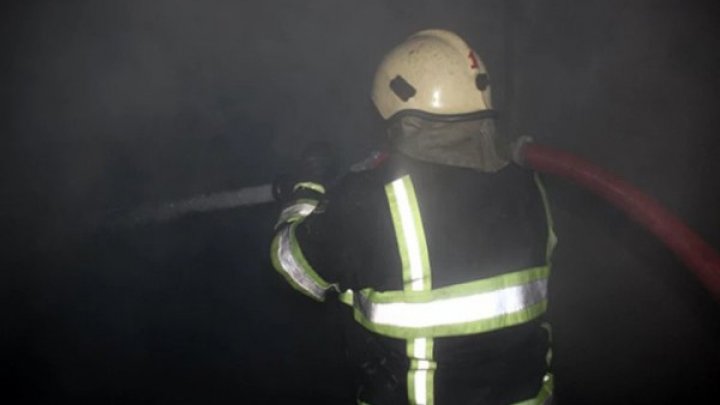 Incendiu într-un bloc de locuit din Capitală. 30 de persoane au fost evacuate