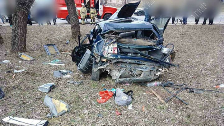 Grav accident la Rîbnița. O mașină a căzut de pe podul din oraș (FOTO/VIDEO)