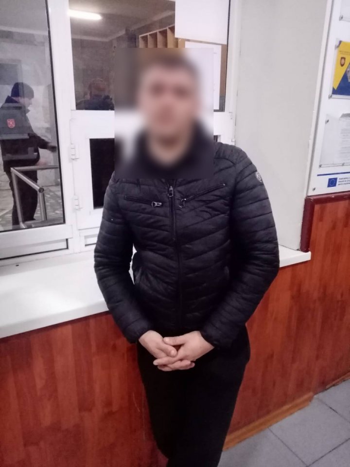 Surprins de carabinieri în timp ce sustrăgea combustibil dintr-un camion. Un bărbat de 36 de ani, condus la sediul poliției