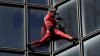 (VIDEO) Protest la înălțime. "Omul păianjen" al Franței s-a cățărat pe o clădire de 160 de metri fără echipament
