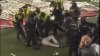 (VIDEO) Momente șocante la un meci de fotbal din Columbia. 12 polițiști au fost răniți