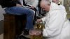 Papa a spălat picioarele unui deținut român (FOTO)