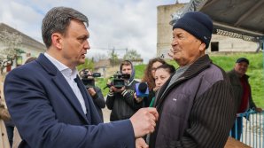 La limita diplomației. Premierul Recean i-a reproșat unui sătean că nu știe aritmetică și l-a invitat la Guvern cu un calculcator (VIDEO)