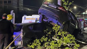 (VIDEO) Accident grav pe strada Mihai Viteazul din capitală. Doua mașini au ajuns într-un pilon una peste alta