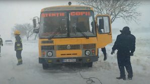 Un autobuz şcolar cu 10 elevi a rămas blocat în zăpada. Vezi în ce localități a fost nevoie de intervenția salvatorilor (FOTO)
