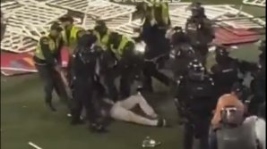(VIDEO) Momente șocante la un meci de fotbal din Columbia. 12 polițiști au fost răniți