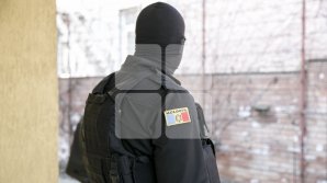 VIDEO PERCHEZIȚII în raionul Orhei. Oamenii legii au ridicate grenade, arme și cartușe