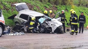 Impact TERIBIL între o mașină și un troleibuz pe șoseaua Muncești (FOTO)