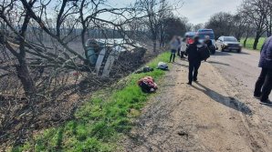 GRAV ACCIDENT la Drochia. Un autocar de rută s-a răsturnat într-un șanț (FOTO)