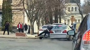 (VIDEO) BĂTAIE ÎN TRAFIC. Doi bărbați s-au luat la pumni în Capitală. Unul dintre bătăuși, târât pe asfalt