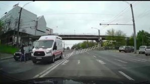 Putea produce o victimă. O ambulanță, la un pas să lovească un pieton care traversa regulamentar (VIDEO)