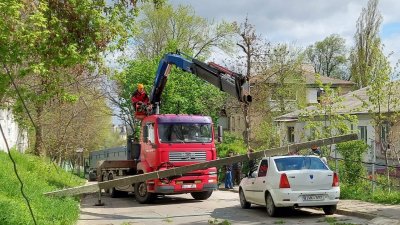 Vântul face RAVAGII în Capitală. Un pilon de electricitate s-a prăbușit peste o mașină, iar un copac peste un alt automobil (FOTO)