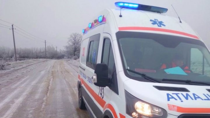 Pacienţii aşteaptă, ajutoarele întârzie. Ambulanţe, blocate pe trasee înzăpezite