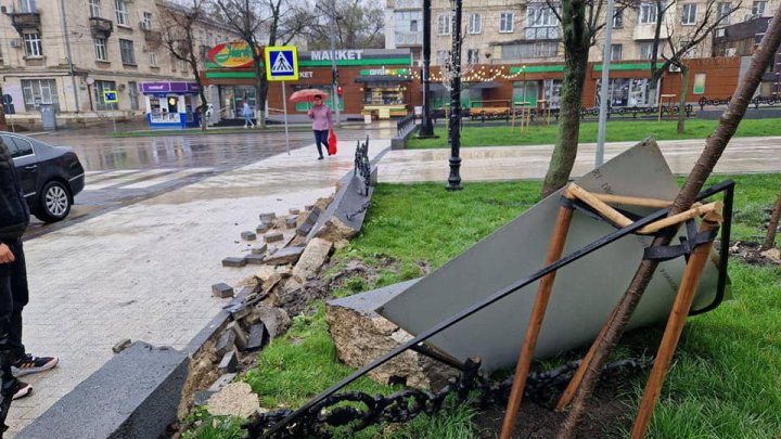 Mașina avariată, iar aleea Grigore Vieru distrusă. Poliția caută șoferul (FOTO/VIDEO)