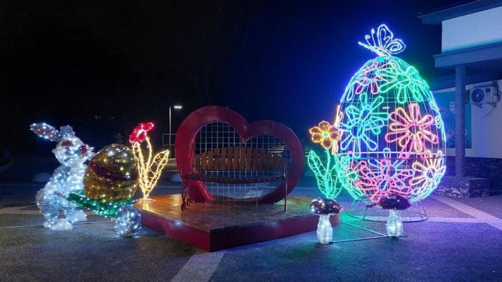 Chișinăul, decorat de Paști. Ouăle colorate, iepurașii și toate figurinile tematice ne introduc în atmosfera festivă (FOTO)