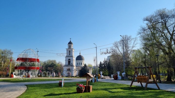 Chișinăul, decorat de Paști. Ouăle colorate, iepurașii și toate figurinile tematice ne introduc în atmosfera festivă (FOTO)