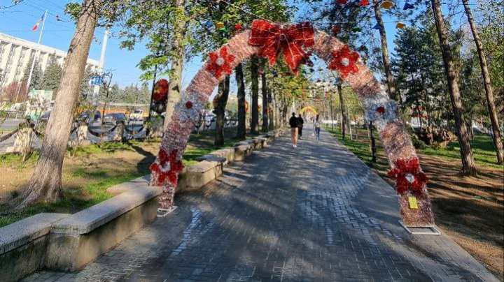 Chișinăul, decorat de Paști. Ouăle colorate, iepurașii și toate figurinile tematice ne introduc în atmosfera festivă (FOTO)